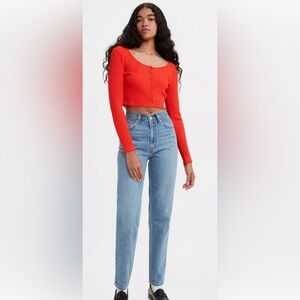 WOMENS LEVI’S HIGH WAISTED MOM JEAN IN A LIGHT WASH BLUE DENIM 80’s VIBE SIZE 25